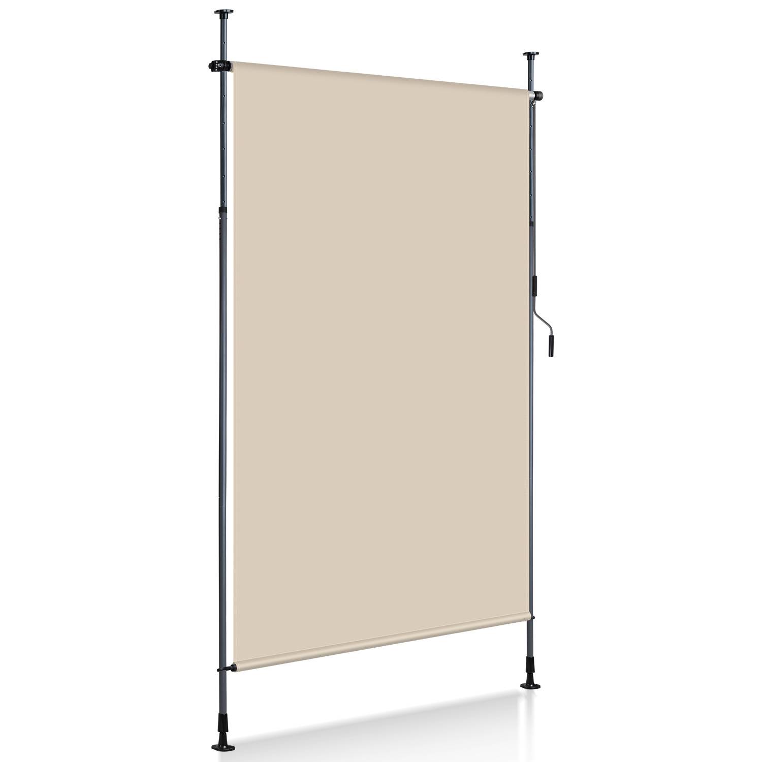 Eine beige ausziehbare Seitenmarkise mit schwarzen Pfosten, verwendet für Privatsphäre oder Schatten im Freien.