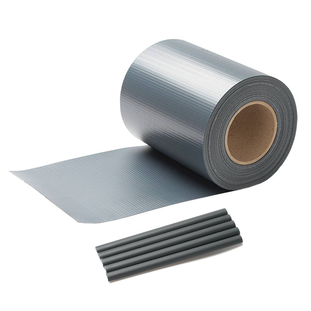 Eine Rolle graues Klebeband, das teilweise abgerollt ist, mit mehreren kleinen zylindrischen Rollen desselben Klebebandes darunter.