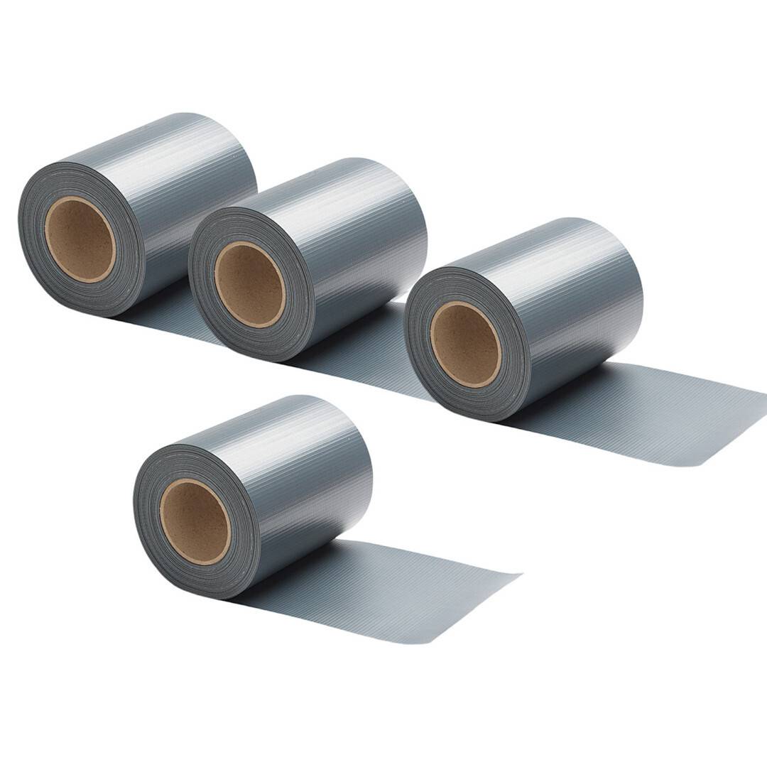 Vier Rollen graues Klebeband, jeweils teilweise abgerollt, diagonal ausgerichtet, wobei die Breite des Bands und seine glatte Textur zur Schau gestellt werden.