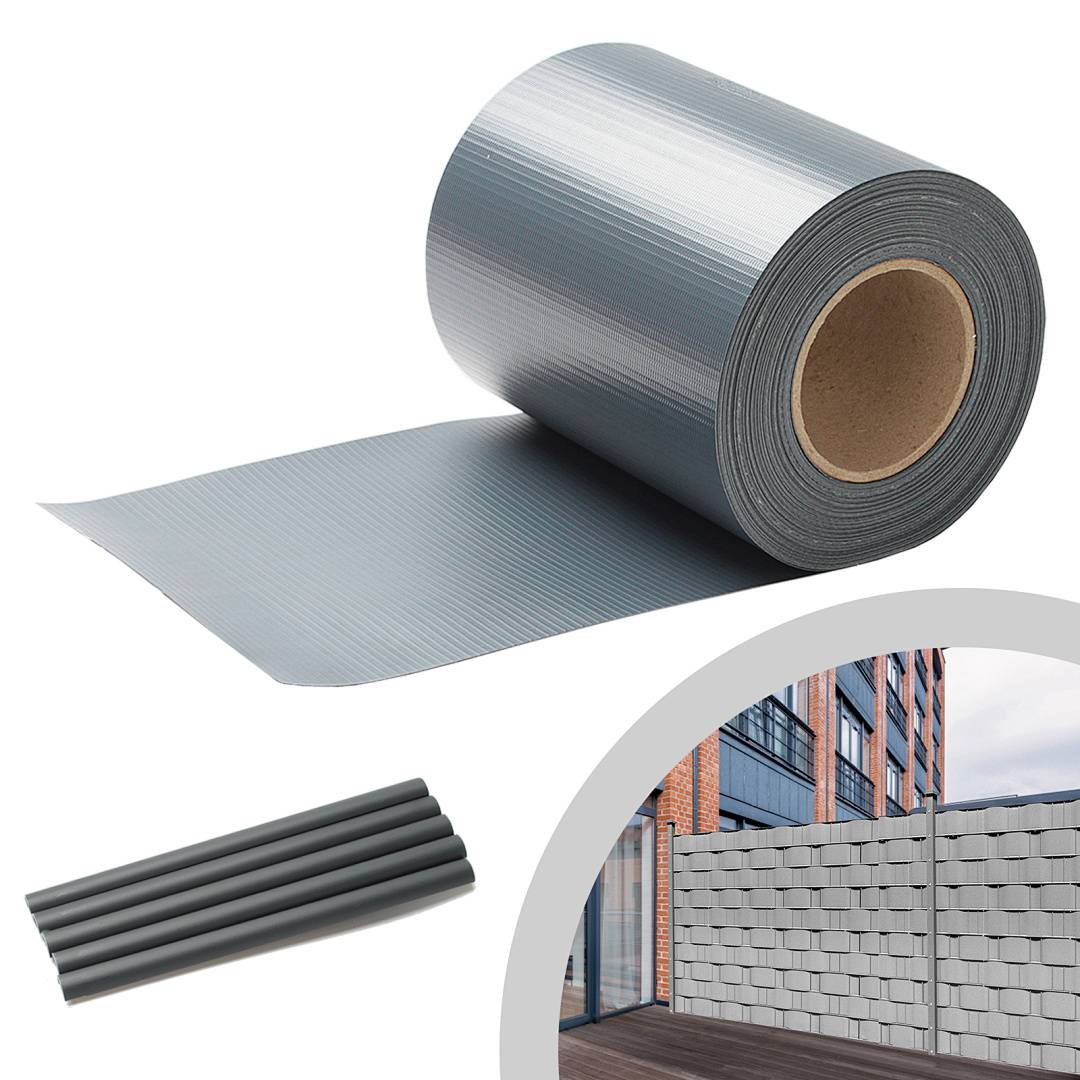 Rolle mit grauem Zaun-Sichtschutzfolie mit Nahaufnahme der Textur. Angebracht an einem Zaun auf einer Baustelle für zusätzliche Privatsphäre.