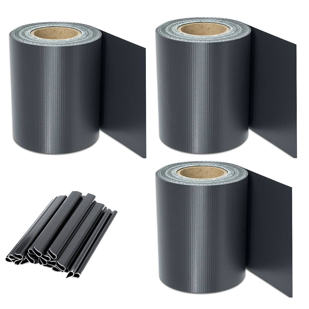 Drei Rollen dunkles graues Klebeband werden gezeigt. Das Band ist leicht abgerollt, und mehrere Stücke sind in der Nähe abgeschnitten und gestapelt.