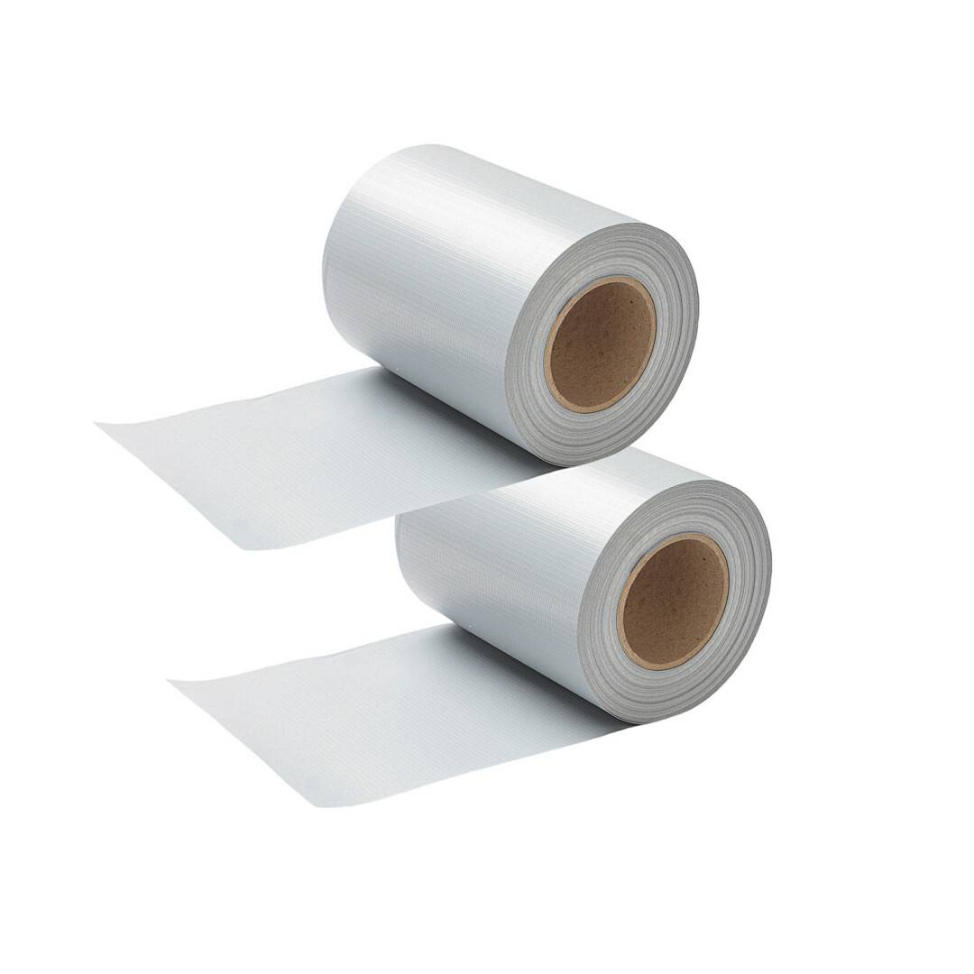 Zwei Rollen weißes Klebeband, die sich abwickeln und ihre Dicke und Textur zeigen.