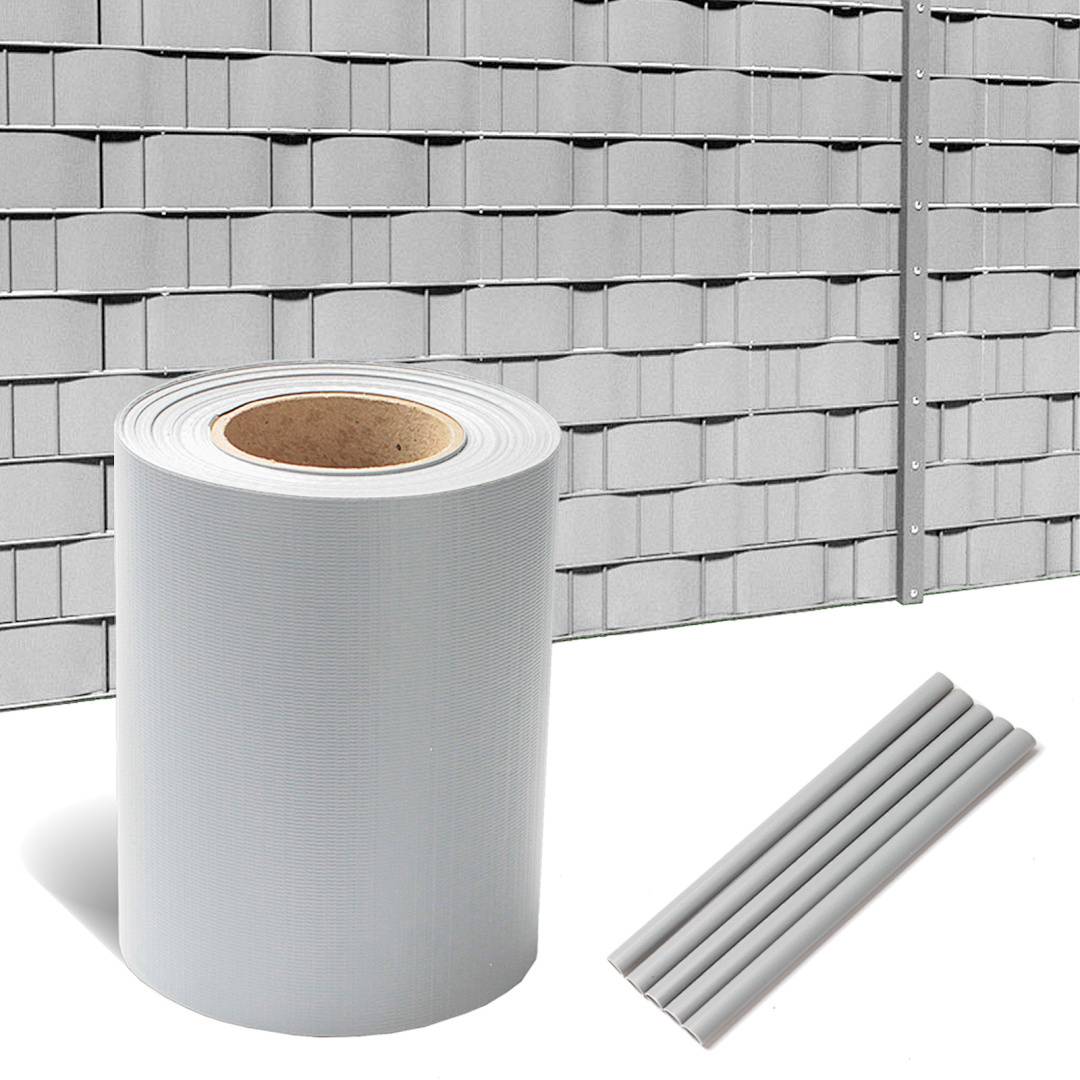 Eine Rolle Grauem Sichtschutzgewebe mit Stangen, dargestellt vor einem Zaun mit Sichtschutzeinlagen, die dessen Verwendung demonstriert.