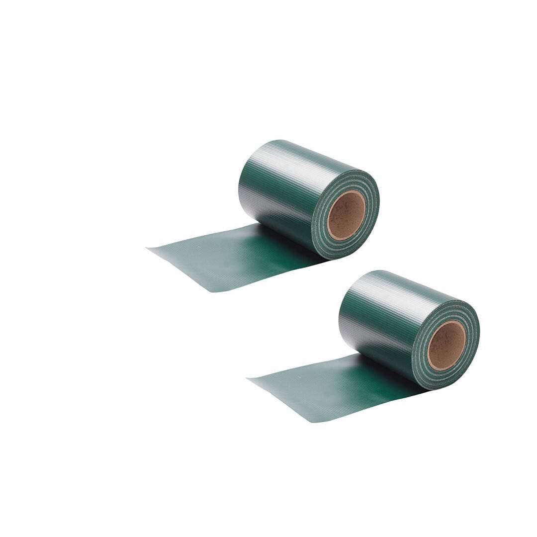 Zwei grüne Klebebandrollen, teilweise abgerollt, nebeneinander auf einem einfachen weißen Hintergrund platziert.