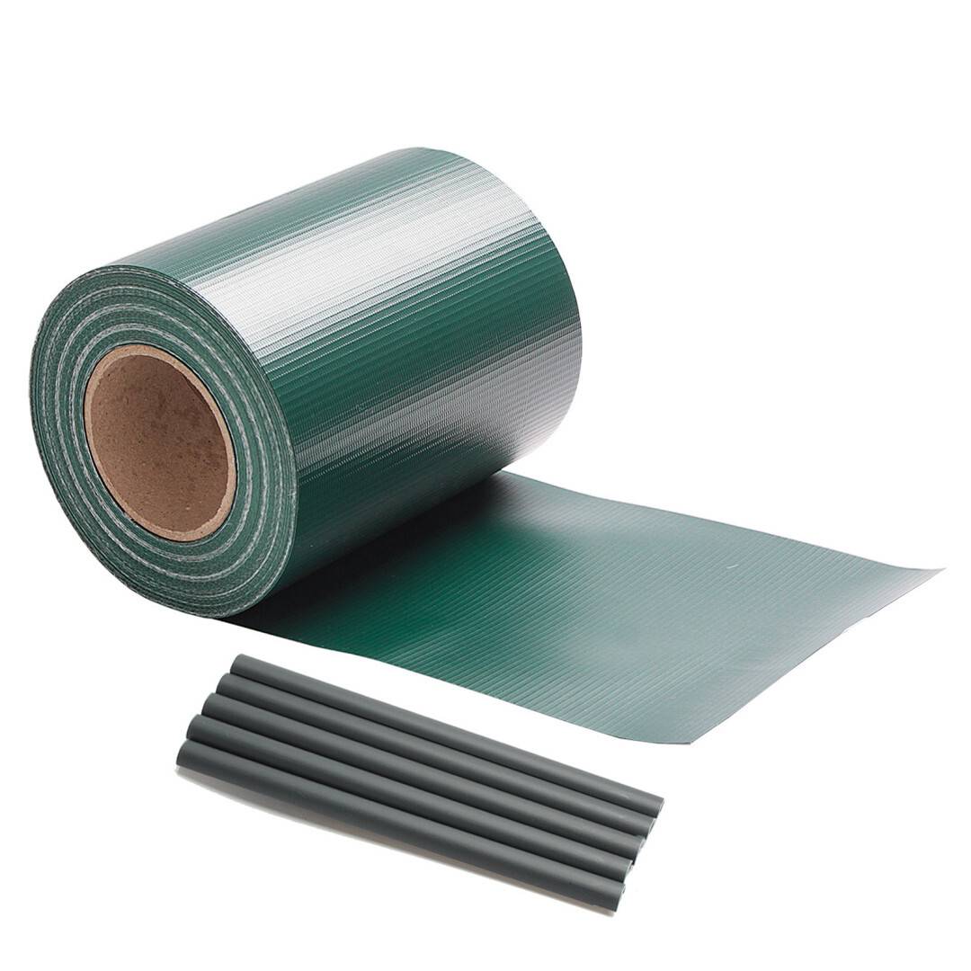 Eine Rolle grünes Klebeband mit drei grauen Stäben daneben auf weißem Hintergrund.