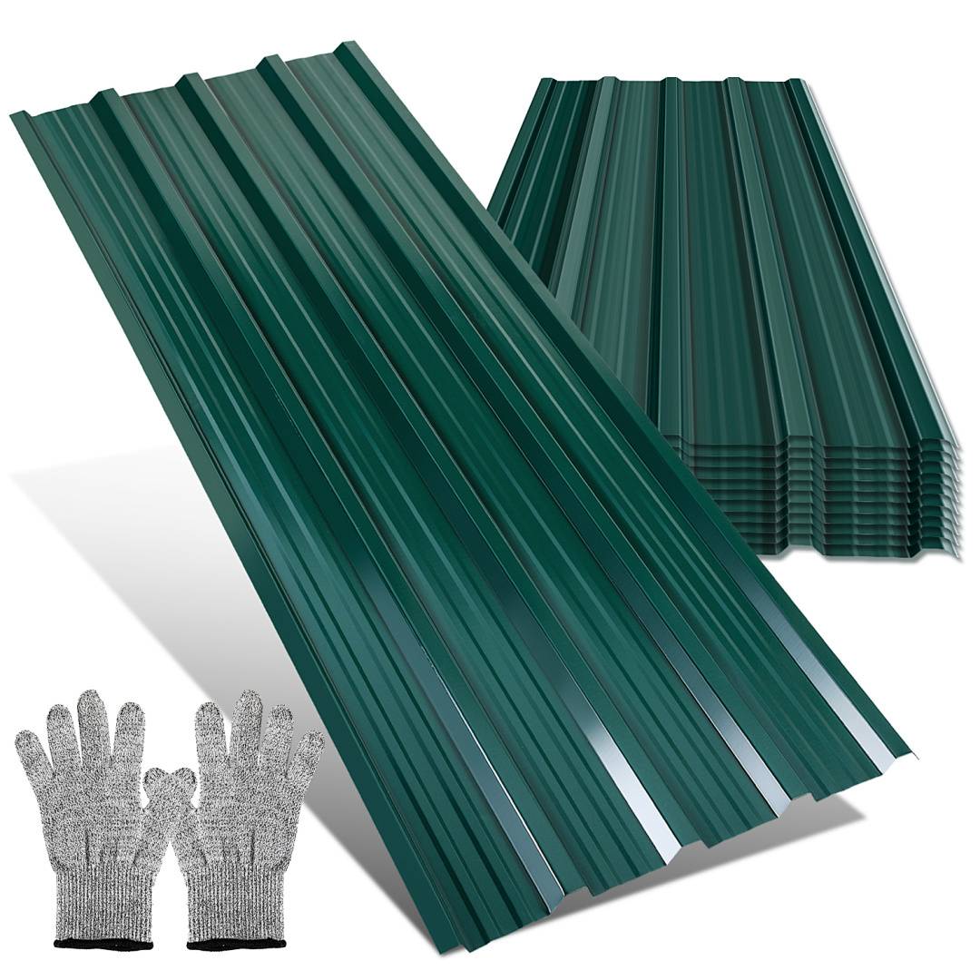 Gestapelte grüne Metallbedachungsbleche mit einem Paar grauer Arbeitshandschuhe daneben.