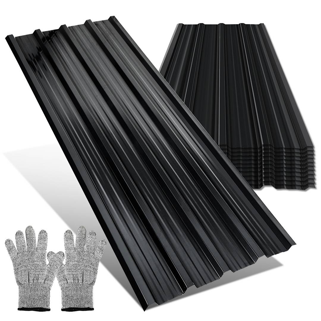 Schwarze trapezförmige Metalleindeckungsbleche, gestapelt mit grauen Handschuhen daneben.