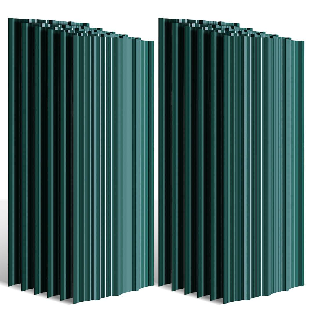 Zwei Stapel grüner Wellbleche, die aufrecht nebeneinander stehen und Schatten auf weißem Untergrund werfen, was auf ein Baumaterial hindeutet.
