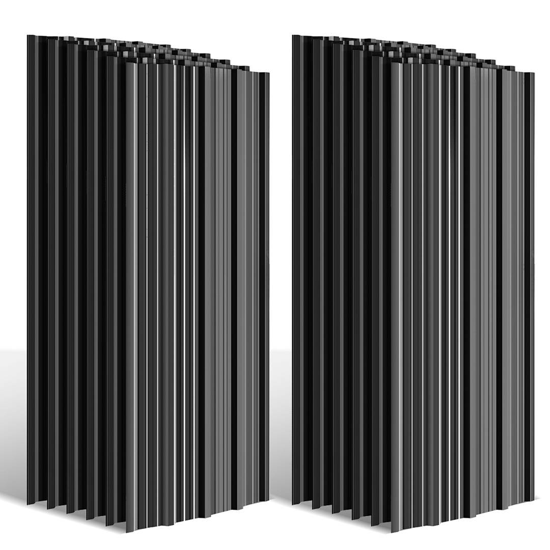 Zwei hohe, schwarze Akustikschaumstoffplatten mit einer gerillten Oberfläche werden nebeneinander auf weißem Hintergrund platziert und sind für die Schallabsorption ausgelegt.