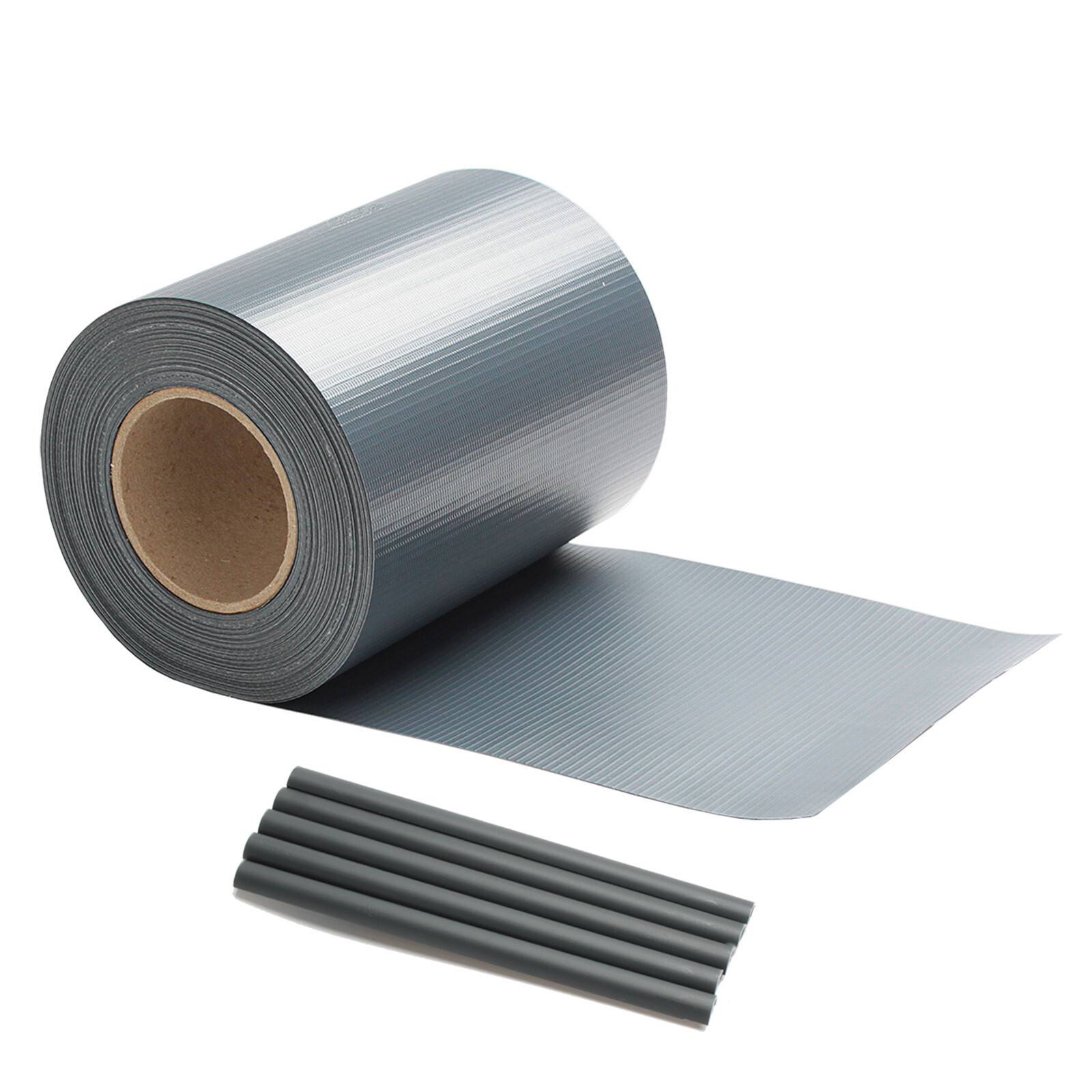 Eine Rolle graues Klebeband, das teilweise abgewickelt ist, mit vier losen Stücken des gleichen Klebebands daneben.