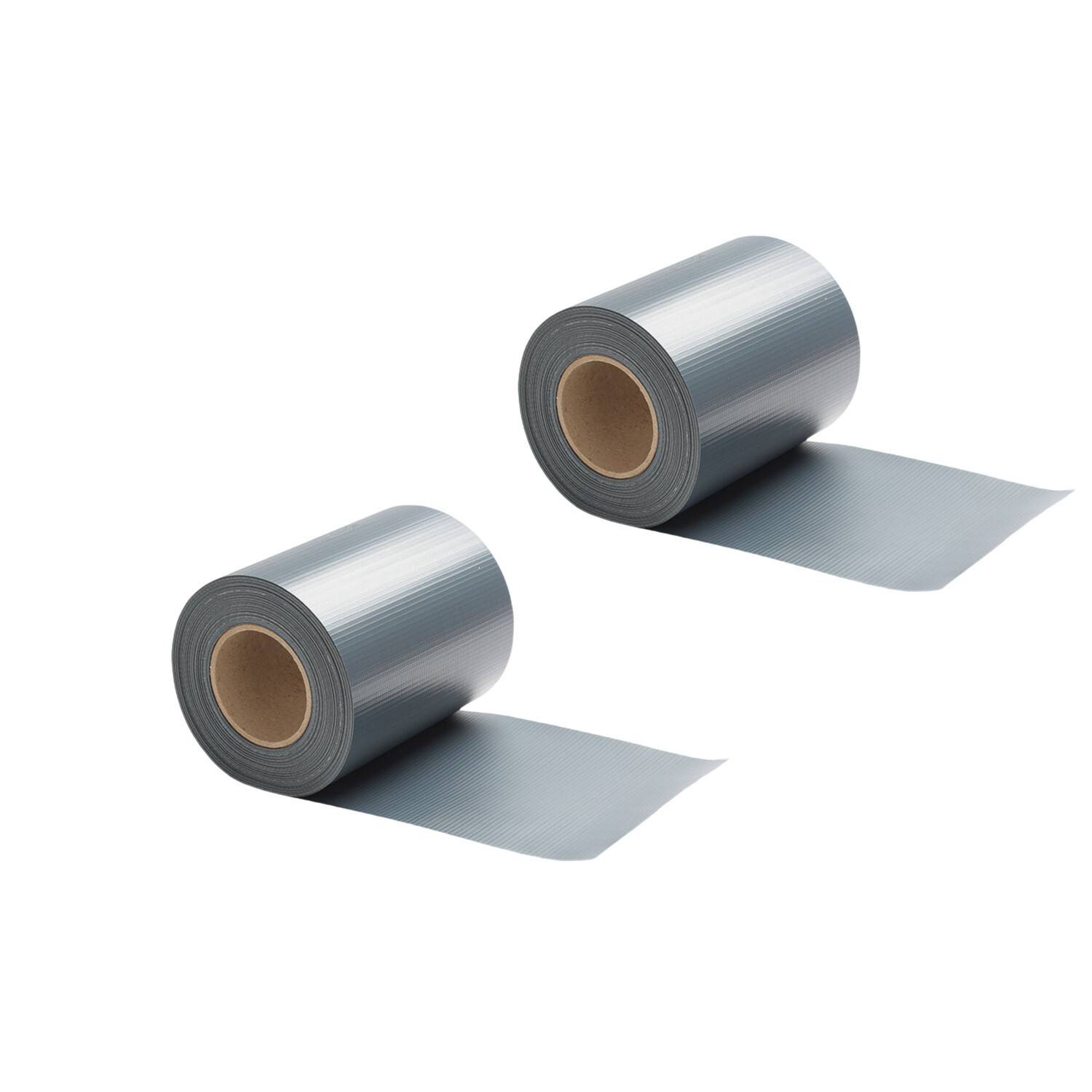 Zwei Rollen graues Klebeband, abgewickelt und horizontal parallel auf weißem Hintergrund liegend, zeigen die Breite und Beschaffenheit des Klebebands.