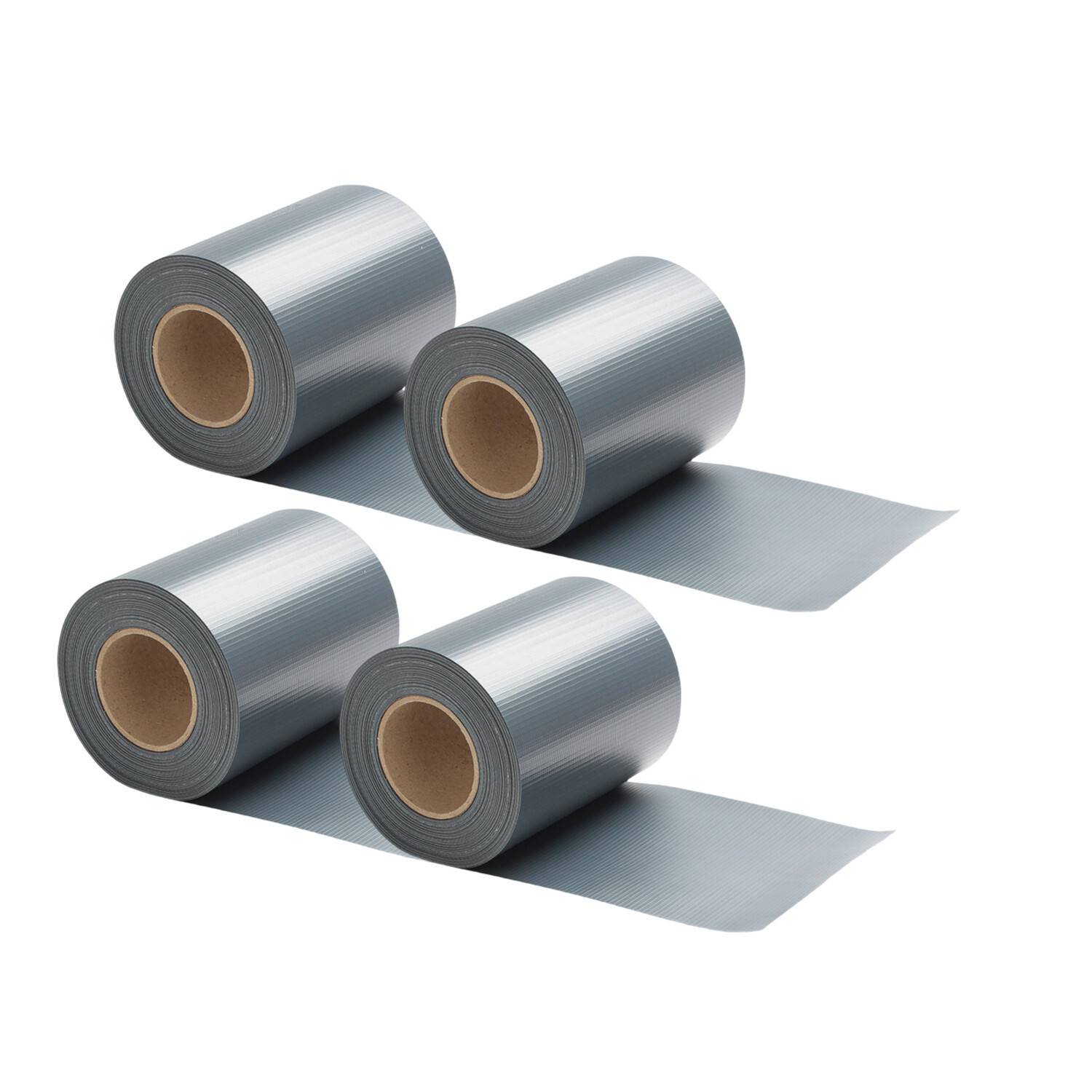 Vier Rollen graues Klebeband, teilweise abgerollt, mit einer glatten, reflektierenden Oberfläche.