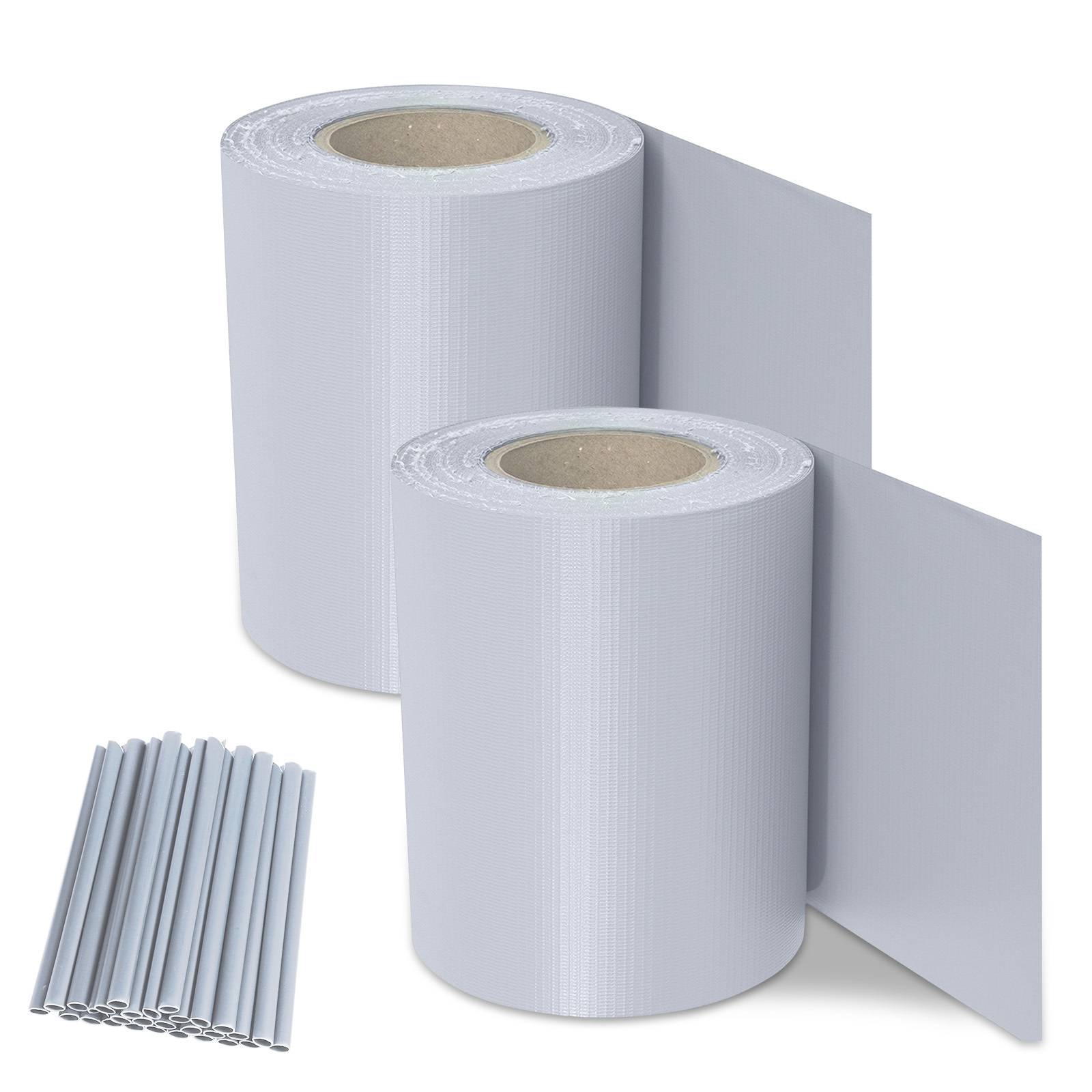 Zwei Rollen flexibles weißes Magnetblech mit einem Bündel von zehn Streifen daneben, das zum Organisieren oder Montieren von Gegenständen verwendet wird.