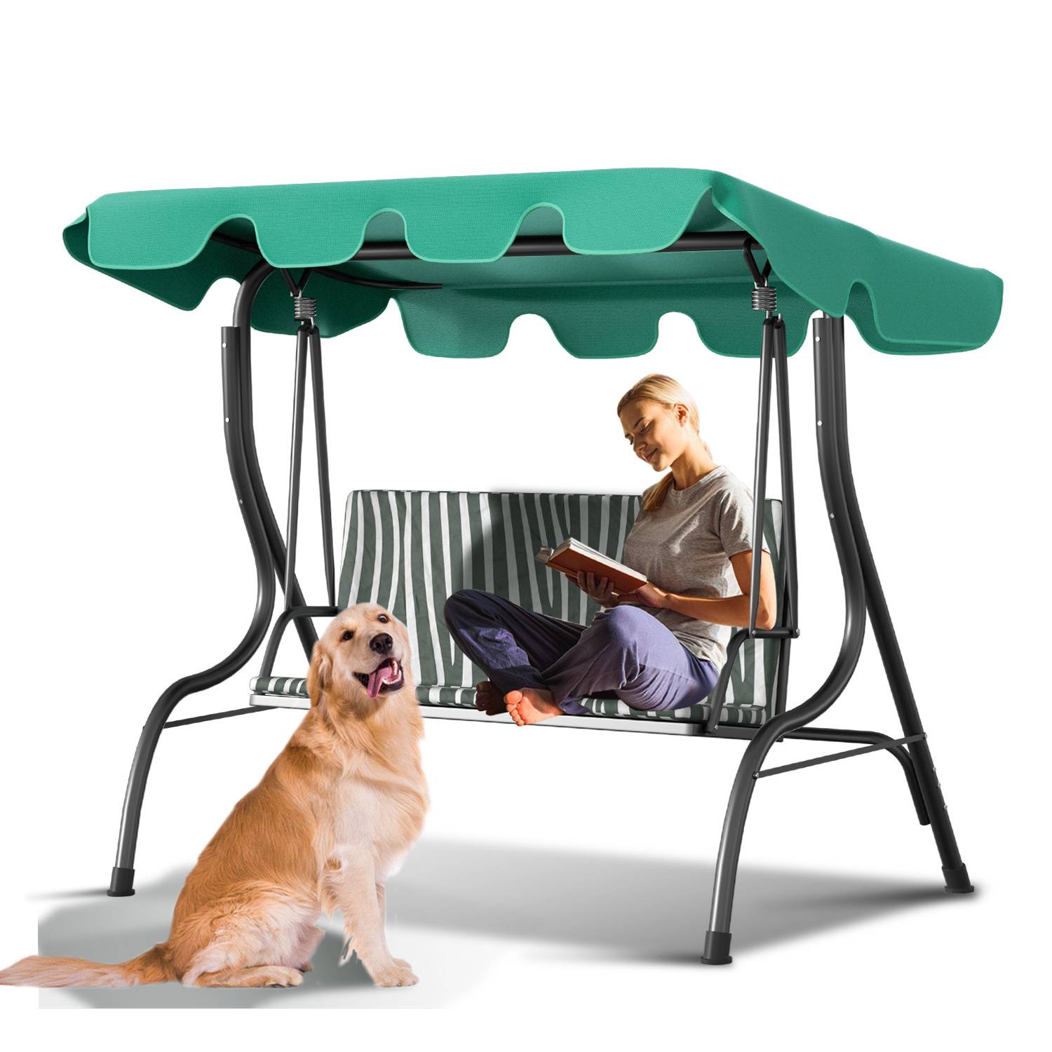 Eine Person liest ein Buch auf einem schattigen Schaukelsitz, während ein Golden-Retriever-Hund neben ihr auf dem Boden sitzt und nach oben schaut.