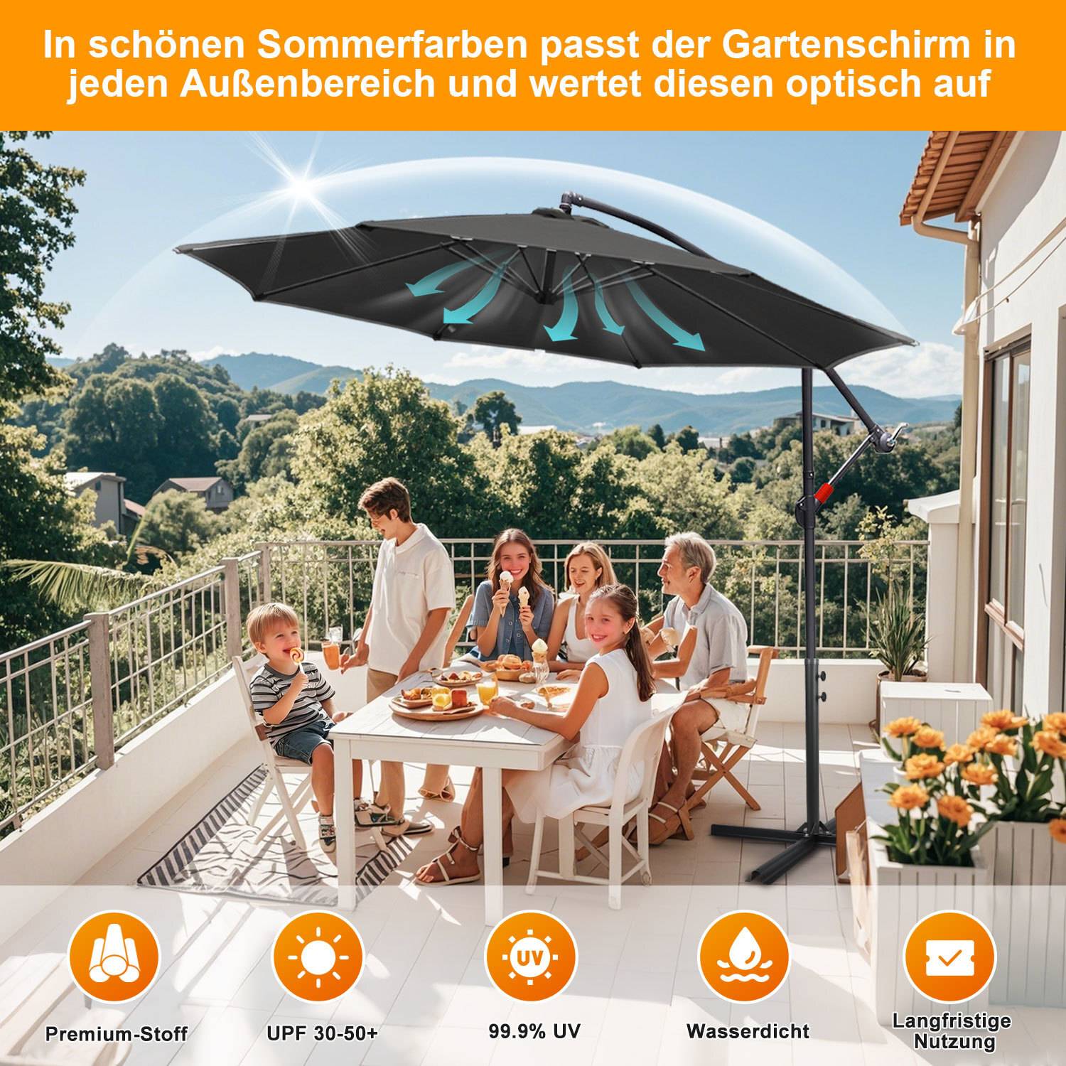 Eine Familie genießt eine Mahlzeit auf einer sonnigen Terrasse unter einem großen, dunkelgefärbten Gartenschirm. Im Hintergrund sind Hügel und Bäume sichtbar.
