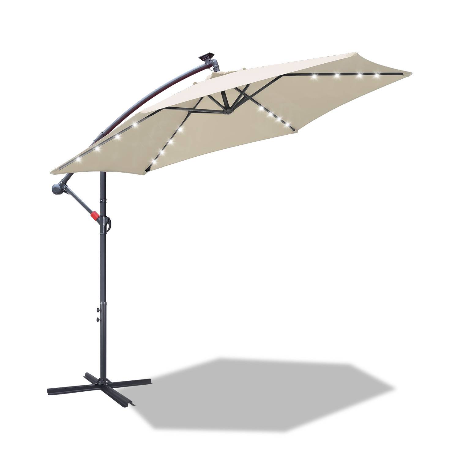 Ein beiges Terrassenschirm mit LED-Leuchten unter dem Dach, gestützt durch einen schwarzen gekrümmten Mast und einen stabilen Fuß.