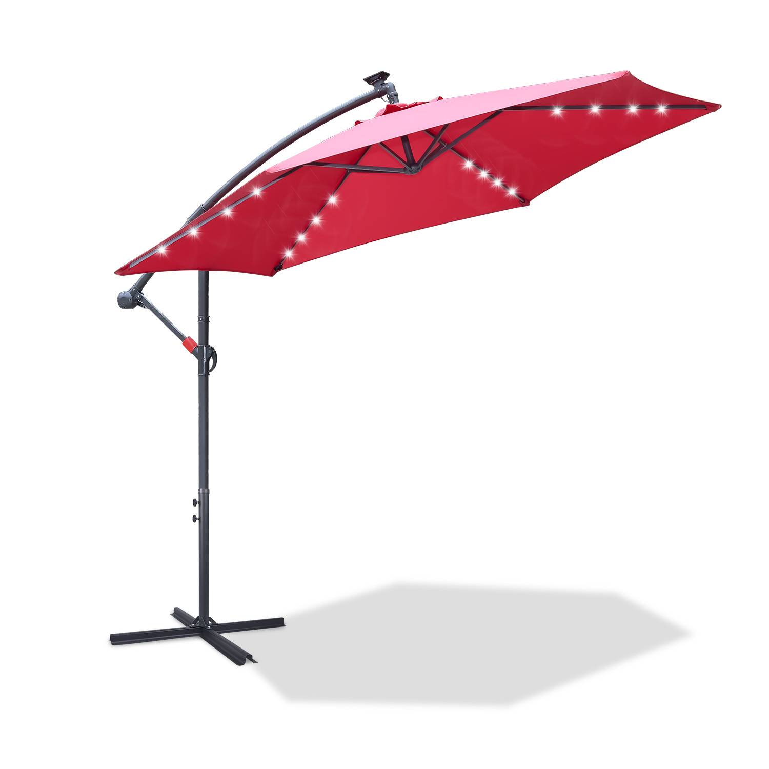 Ein roter Außenpatio-Regenschirm mit integrierten LED-Leuchten, ausgestattet mit einem gebogenen Ständer und einem breiten Schirmdach, das einen Schatten auf den Boden wirft.