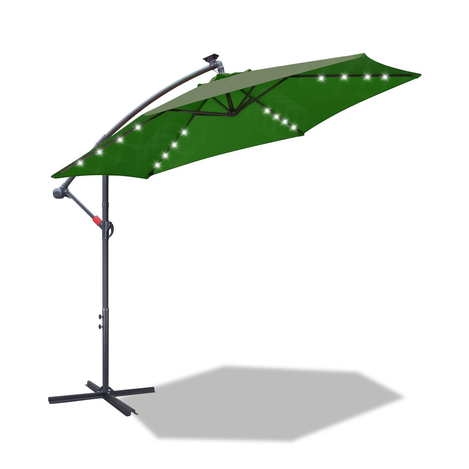 Ein grüner Terrassenschirm mit LED-Leuchten auf der Innenseite, befestigt an einem schwarzen Ständer mit gewichteter Basis, Schatten auf einer weißen Oberfläche geworfen.