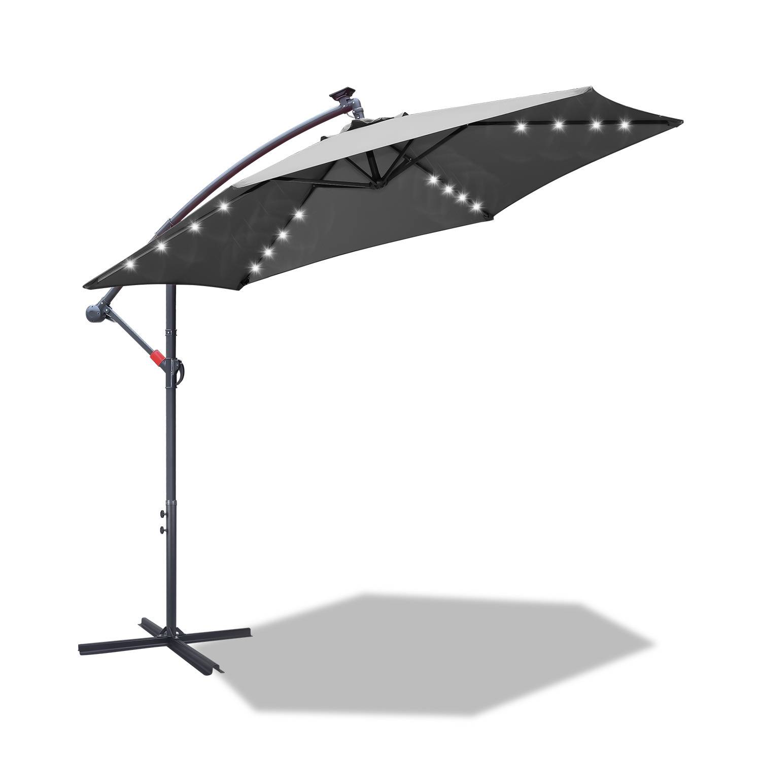 Großer schwarzer Terrassenschirm mit LED-Leuchten entlang der Rippen, stehend auf einem Metallpfosten mit Kreuzsockel, der einen leichten Schatten wirft.