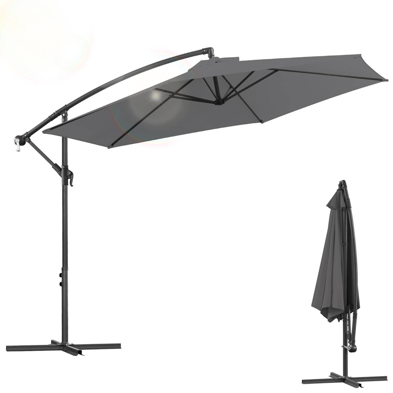 Ein großer grauer Terrassenschirm mit versetztem Fuß, auf der linken Seite geöffnet und auf der rechten Seite geschlossen, der seine vielseitige Funktionalität zeigt.