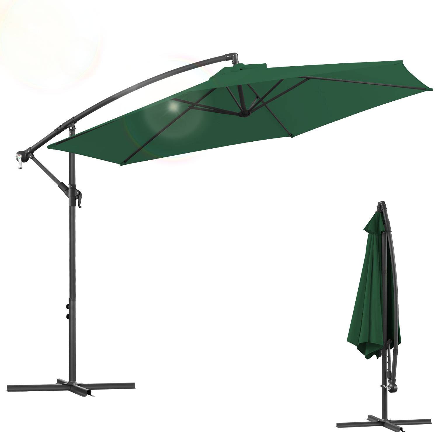 Ein grüner Outdoor-Terrassenschirm wird gezeigt, eine Version offen und eine geschlossen, beide befestigt an einem robusten grauen Ständer mit einem gebogenen Arm.