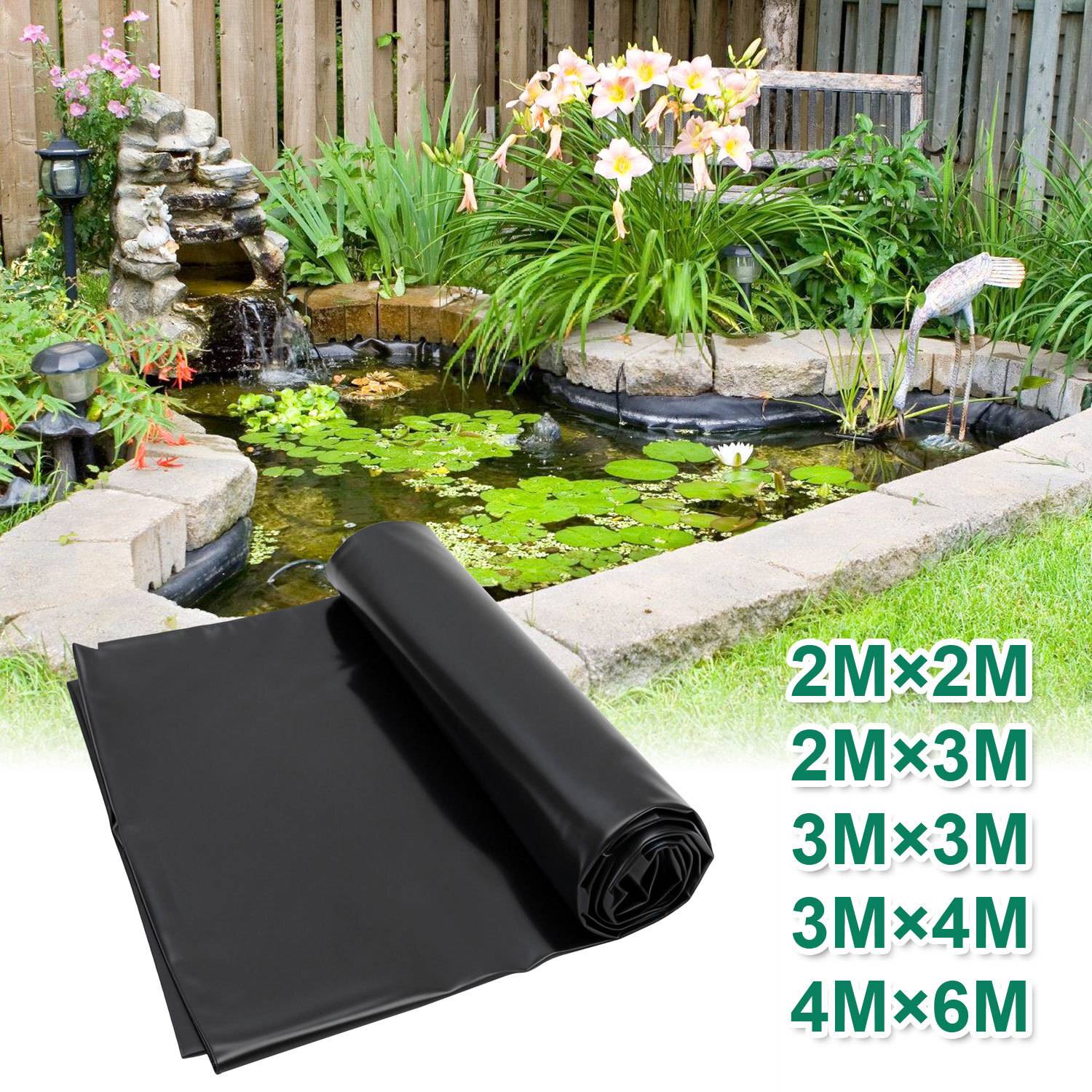Ein Gartenteich mit Seerosen und Grünpflanzen. Im Vordergrund ist eine aufgerollte schwarze Teichfolie mit aufgelisteten Abmessungen ausgestellt: '2M×2M, 2M×3M, 3M×3M, 3M×4M, 4M×6M'.