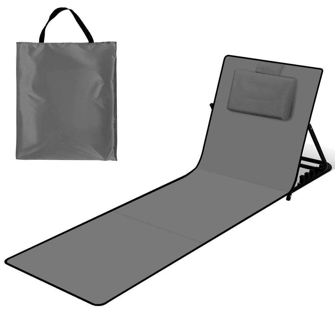 Eine faltbare graue Strandmatte mit verstellbarer Rückenlehne, begleitet von einer passenden Transporttasche, entworfen für Entspannung im Freien.