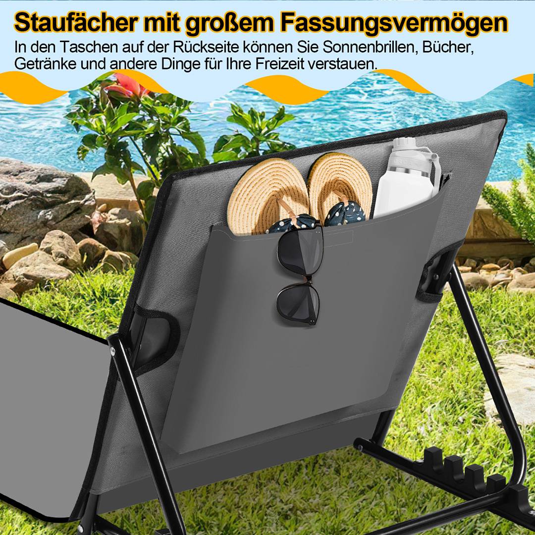 # Relaxationsliege am Pool mit Tasche auf der Rückseite, gefüllt mit gestreiften Sandalen, Sonnenbrille und einer Wasserflasche. Text auf Deutsch oben.