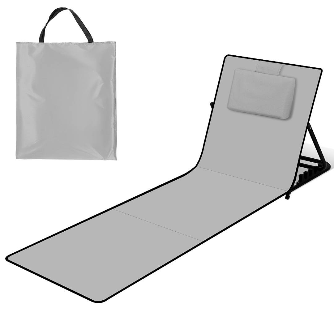 Faltbare, neigbare Strandmatte in Grau mit verstellbarer Rückenstütze und kleinem angehängtem Kissen. Inklusive passender Tragetasche.