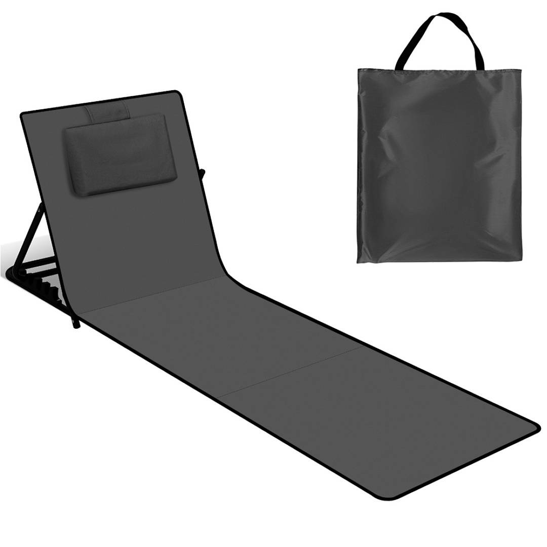 Tragbarer zusammenklappbarer Strandliegesessel in Grau mit Kissen, zusammen mit einer Tragetasche dargestellt. Ideal zum Sonnenbaden und einfachen Transport.