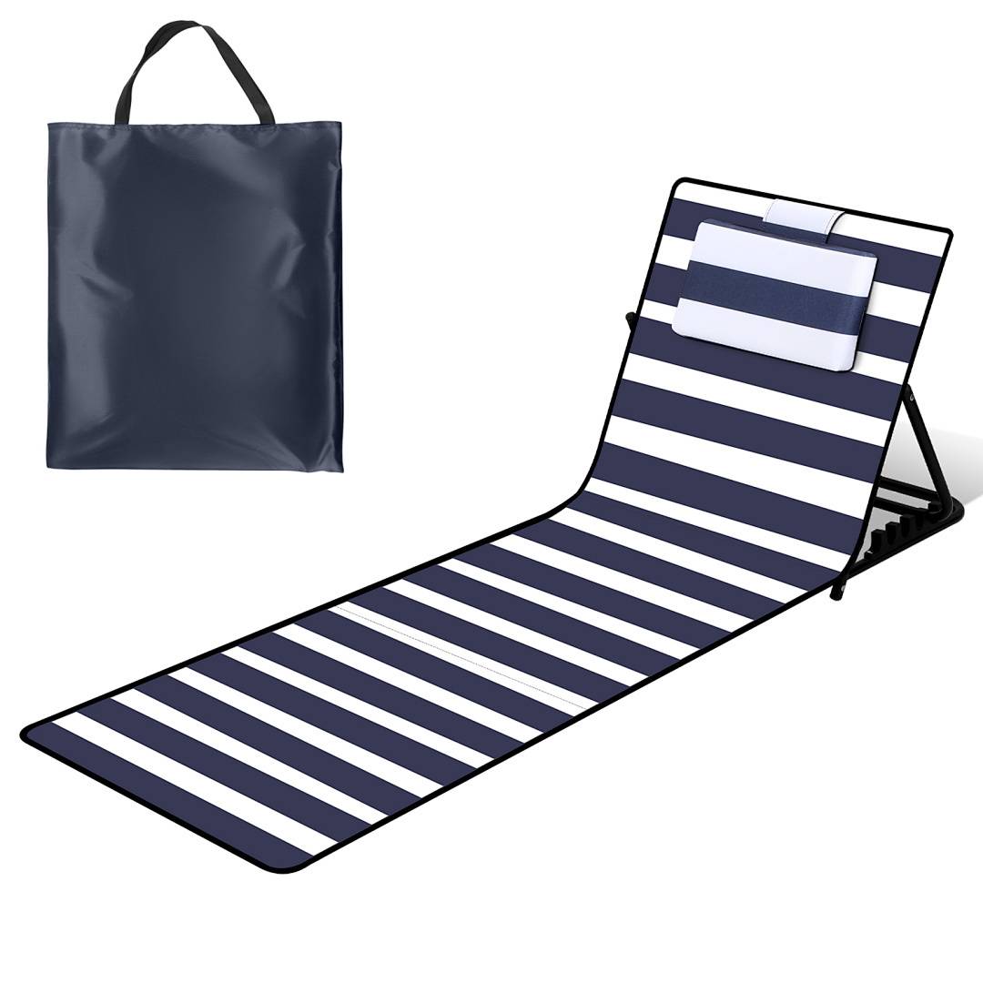 Eine faltbare Strandmatte in Marineblau und Weiß gestreift mit angebrachtem Kissen, gezeigt neben einer passenden Tragetasche.