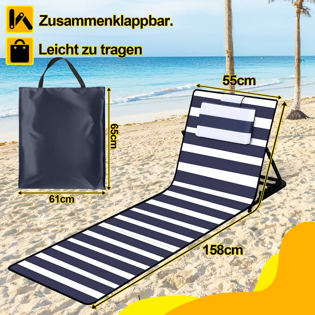 Ein klappbarer Strandliege mit Streifenmuster, gezeigt auf Sand mit Größenangaben: 158cm Länge, 55cm Breite und 61cm Taschenbr (Breite). Der deutsche Text unterstreicht die Portabilität.