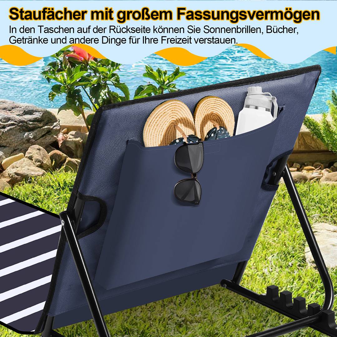 Ein zusammenklappbarer Stuhl mit Aufbewahrungstaschen, der ein Magazin, eine Sonnenbrille, einen Hut und eine Wasserflasche hält. Er steht in der Nähe eines Pools und eines Gartens.