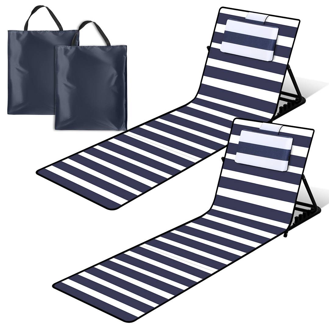 Zwei blau-weiß gestreifte klappbare Strandliegen mit verstellbaren Rückenlehnen, begleitet von zwei dunkelblau Tragetaschen.