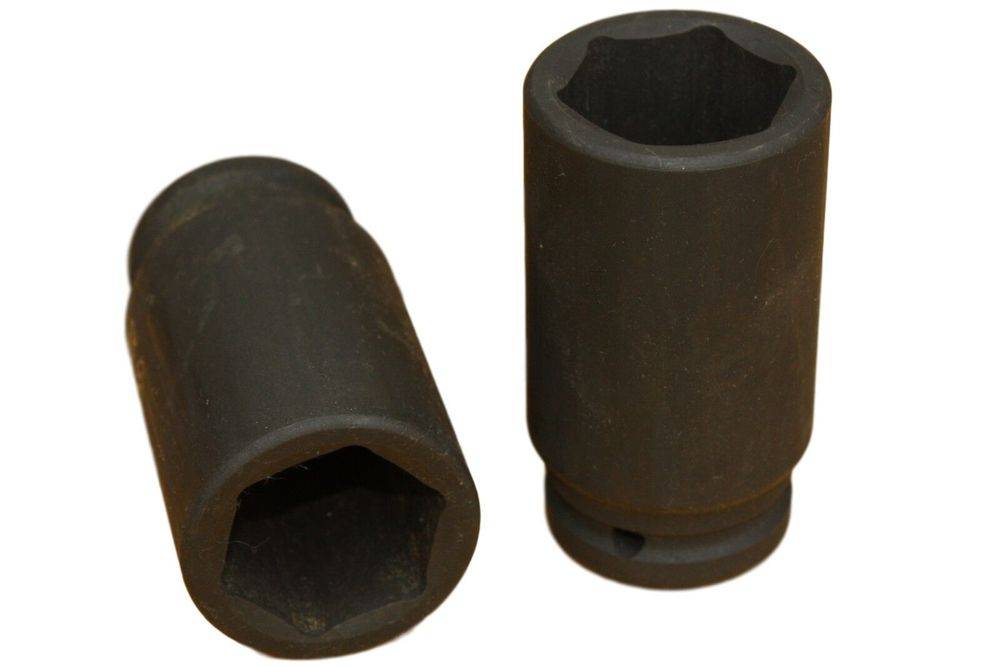 Zwei schwarze Innensechskant-Stecknüsse, eine aufrecht stehend und die andere liegend, zeigen die interne sechskantige Form.