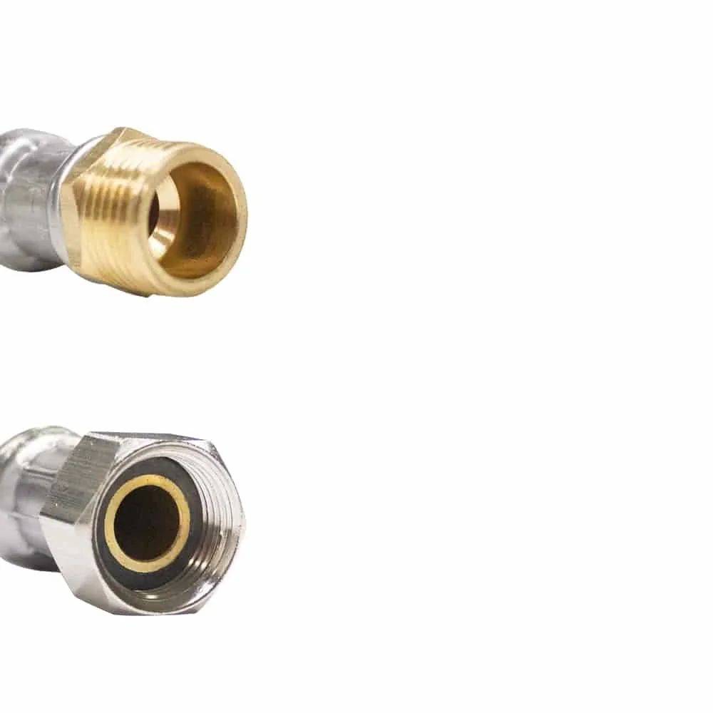 Zwei koaxiale Steckverbinder mit Metallgehäusen und Gewinde an den Enden, geeignet für Fernseh- und Internetverbindungen, auf weißem Hintergrund.