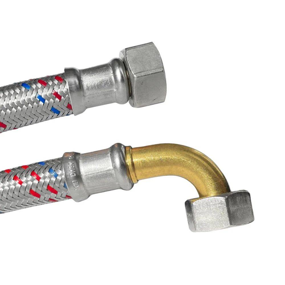 Zwei flexible geflochtene Metallschläuche mit Gold- und Silberkonnektoren, jeweils mit blauen und roten Streifen gekennzeichnet, die heiße und kalte Wasserleitungen anzeigen.