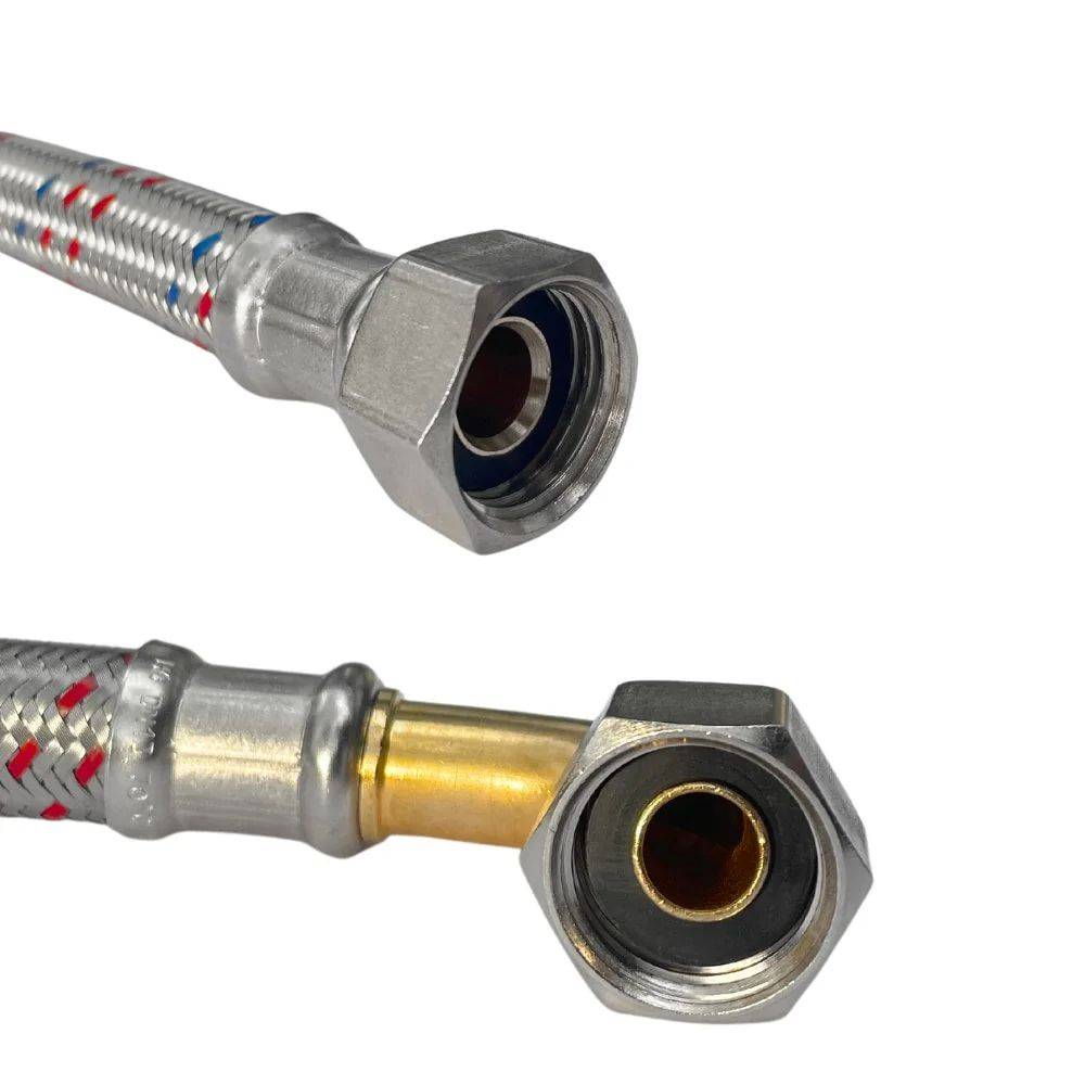 Zwei Metallschlauchverbinder: einer mit sechskantige Mutter, einer mit goldfarbener Einsatz. Die geflochtene Außenseite hat rote und blaue Akzente.