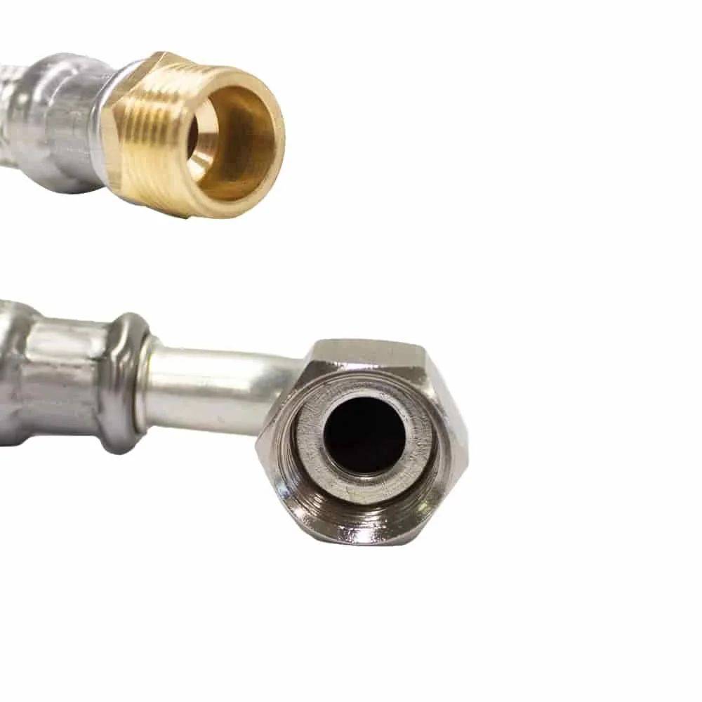 Zwei Metallrohrverbindungsstücke, eines mit einem Gewindeende aus Messing, werden vor weißem Hintergrund gezeigt und heben ihre Verbindungspunkte hervor.