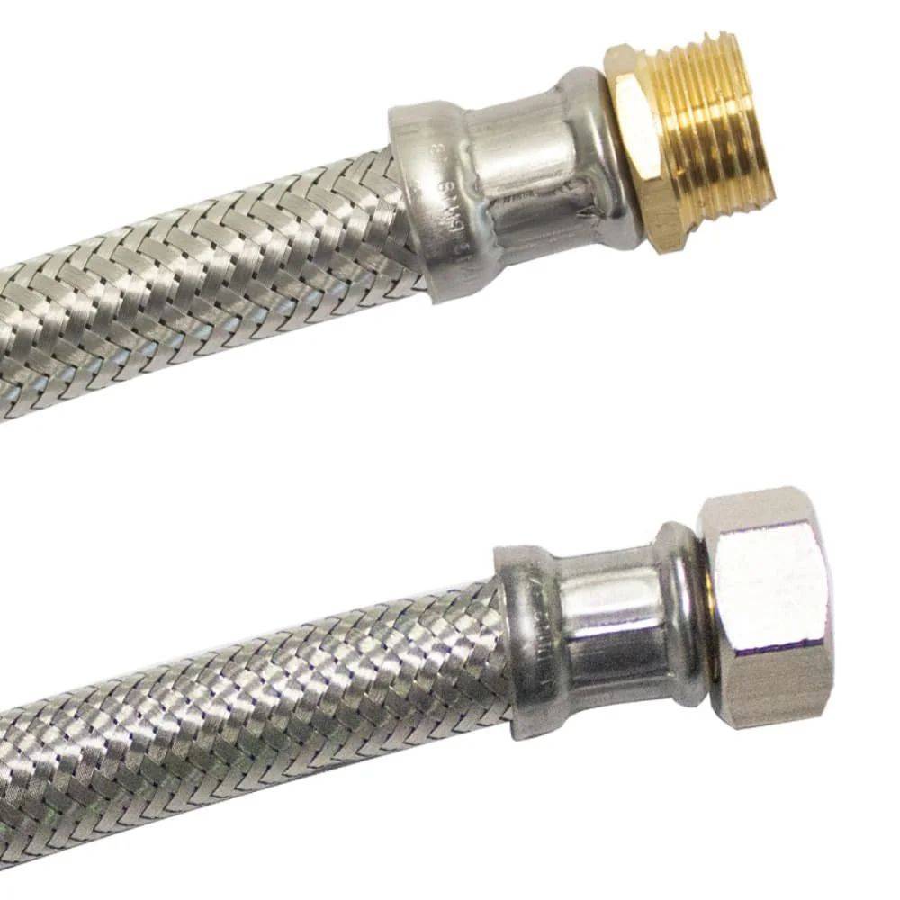 Zwei flexible geflochtene Metallschläuche mit Gewindemessing- und Sechskantmutter-Anschlüssen an jedem Ende, die für Sanitärverbindungen verwendet werden.