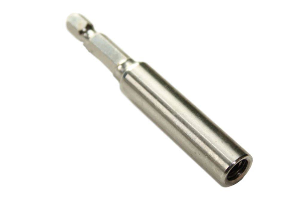 Ein Hexagon-Bithalter mit metallischem zylindrischem Schaft und sechskantiger Aufnahme, verwendet zum Verbinden von Bohrern mit Elektrobohrmaschinen.