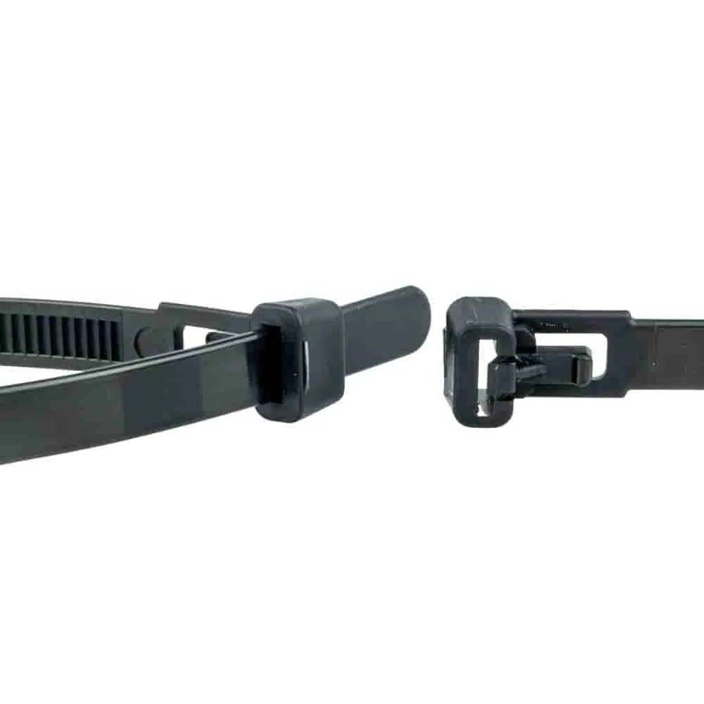 Ein schwarzer Gürtel mit einer automatischen Ratschenschnalle, teilweise aufgemacht, zeigt den Verschlussmechanismus.