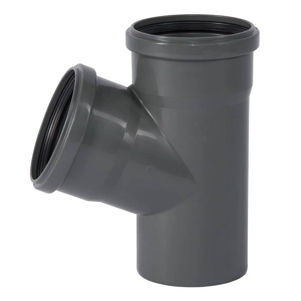 Eine Y-förmige graue PVC-Rohrverschraubung mit einer Hauptöffnung und zwei abzweigenden Anschlüssen in einem 45-Grad-Winkel für Sanitärinstallationen.