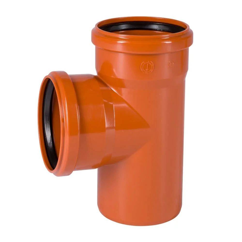 Nahaufnahme eines Metallbohrers, der seine spiralförmigen Rillen und scharfe Schneidspitze zeigt, die zum Bohren in harte Materialien konzipiert ist.