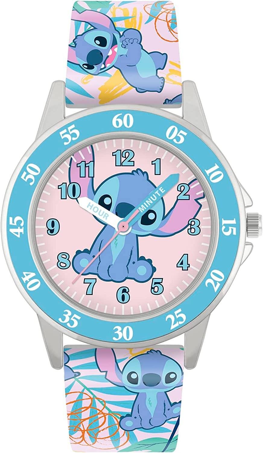 Eine Kinderuhr mit analogem Zifferblatt, das eine Cartoon-Figur zeigt, mit blauen Stunden- und Minutenzeigern und nummerierten Intervallen auf der Lünette.