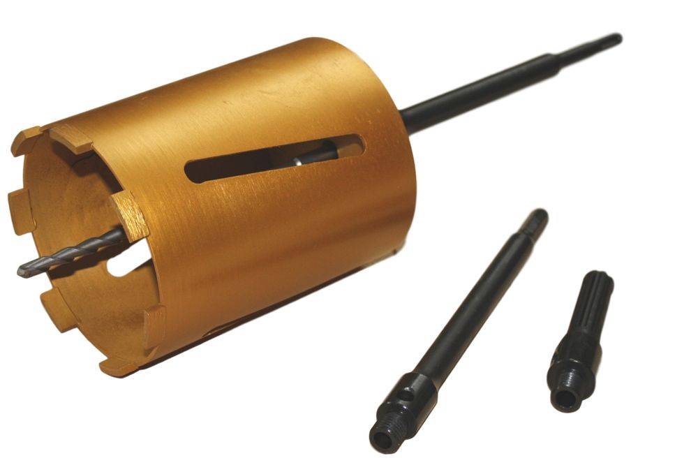 Eine Hand bedient eine Bohrmaschine in einer Werkstatt und bohrt in ein von einem Schraubstock gehaltenes Metallstück. Metallspäne sind um den Bohrer herum sichtbar.