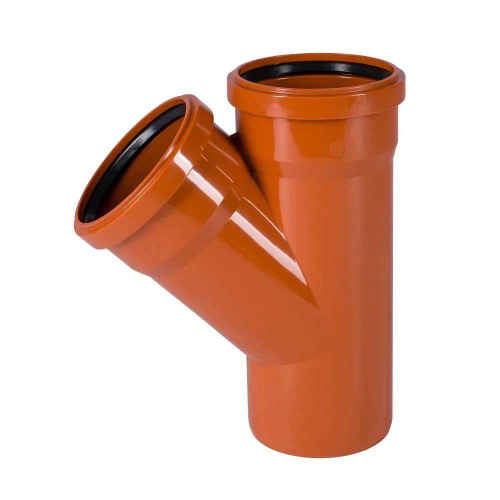 Ein brauner Kunststoff-Y-förmiger Rohverbinder ist dargestellt mit zwei abgewinkelten Auslassöffnungen, der zum Verbinden von Drainage- oder Abwasserleitungen verwendet wird.