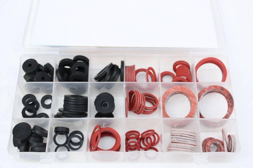 Ein Kunststoff-Organizertablett mit assortiertem schwarzen und roten Gummiringen und Dichtungen, ordentlich nach Größe und Typ in Fächern angeordnet.