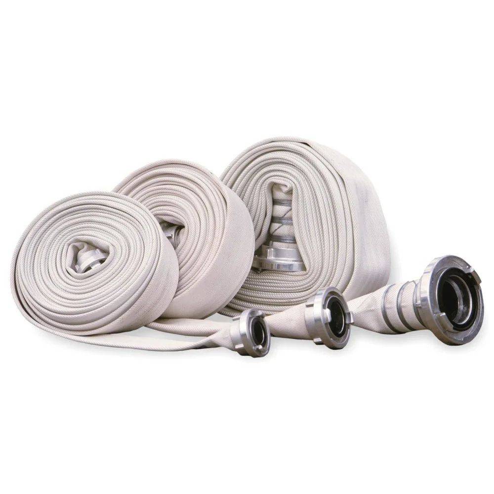 Mehrere aufgewickelte Feuerwehrschläuche in verschiedenen Größen mit Metallkupplungen, nebeneinander auf weißem Hintergrund angeordnet.