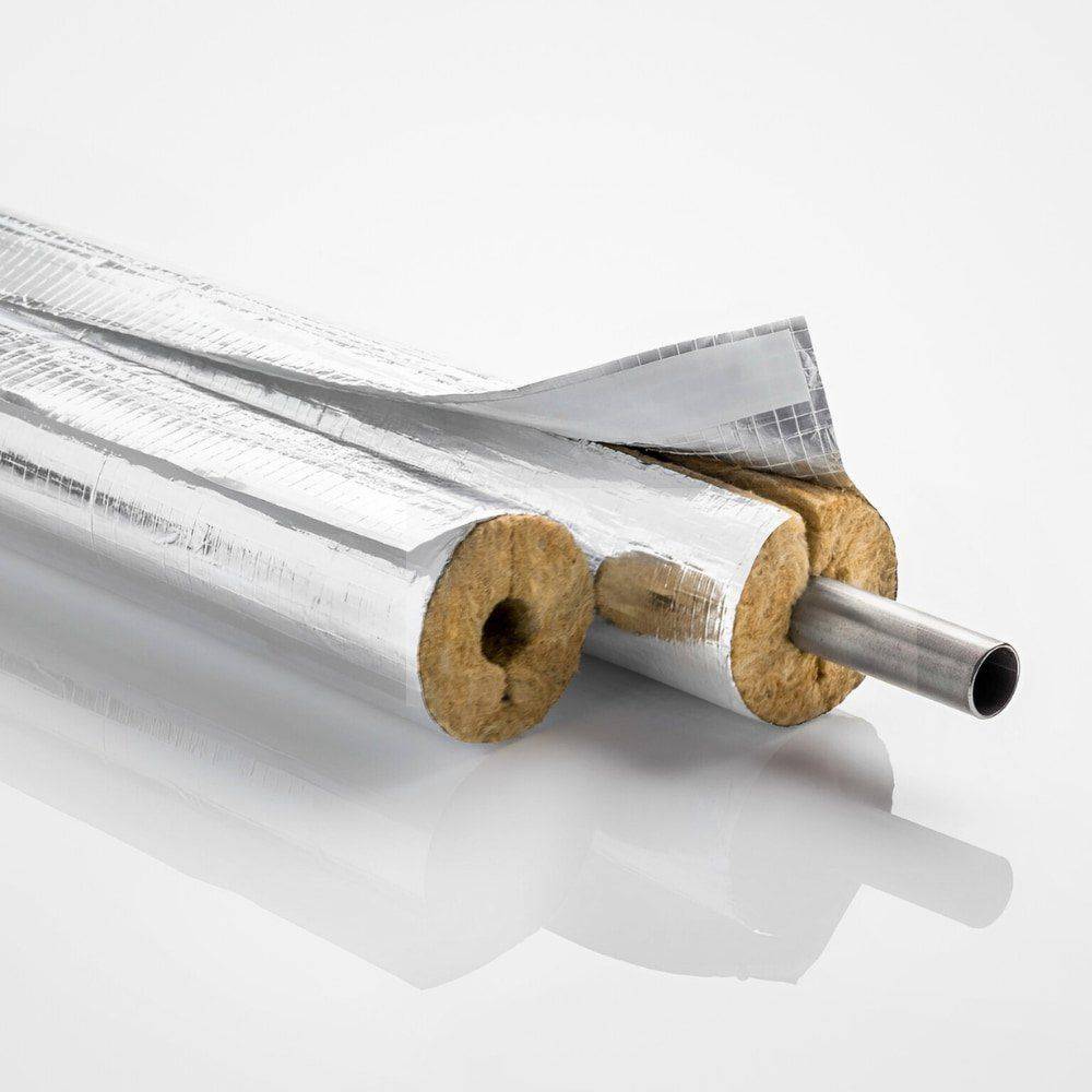 Rohrisolation mit glänzender Aluminiumfolie bedeckt, zeigt einen Querschnitt mit hohlem Kern auf einer reflektierenden Oberfläche.